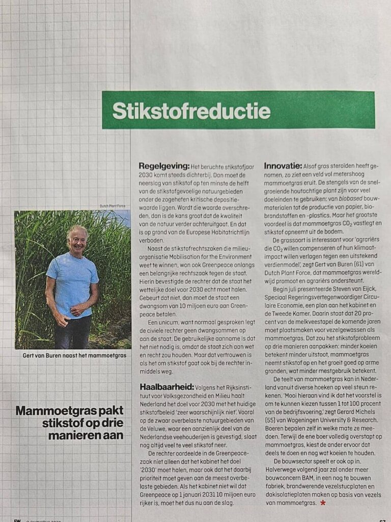Gert van Buren van Dutch Plant Force naast Mammoetgras, een duurzaam gewas dat stikstof vermindert en biobased bouwmaterialen mogelijk maakt.